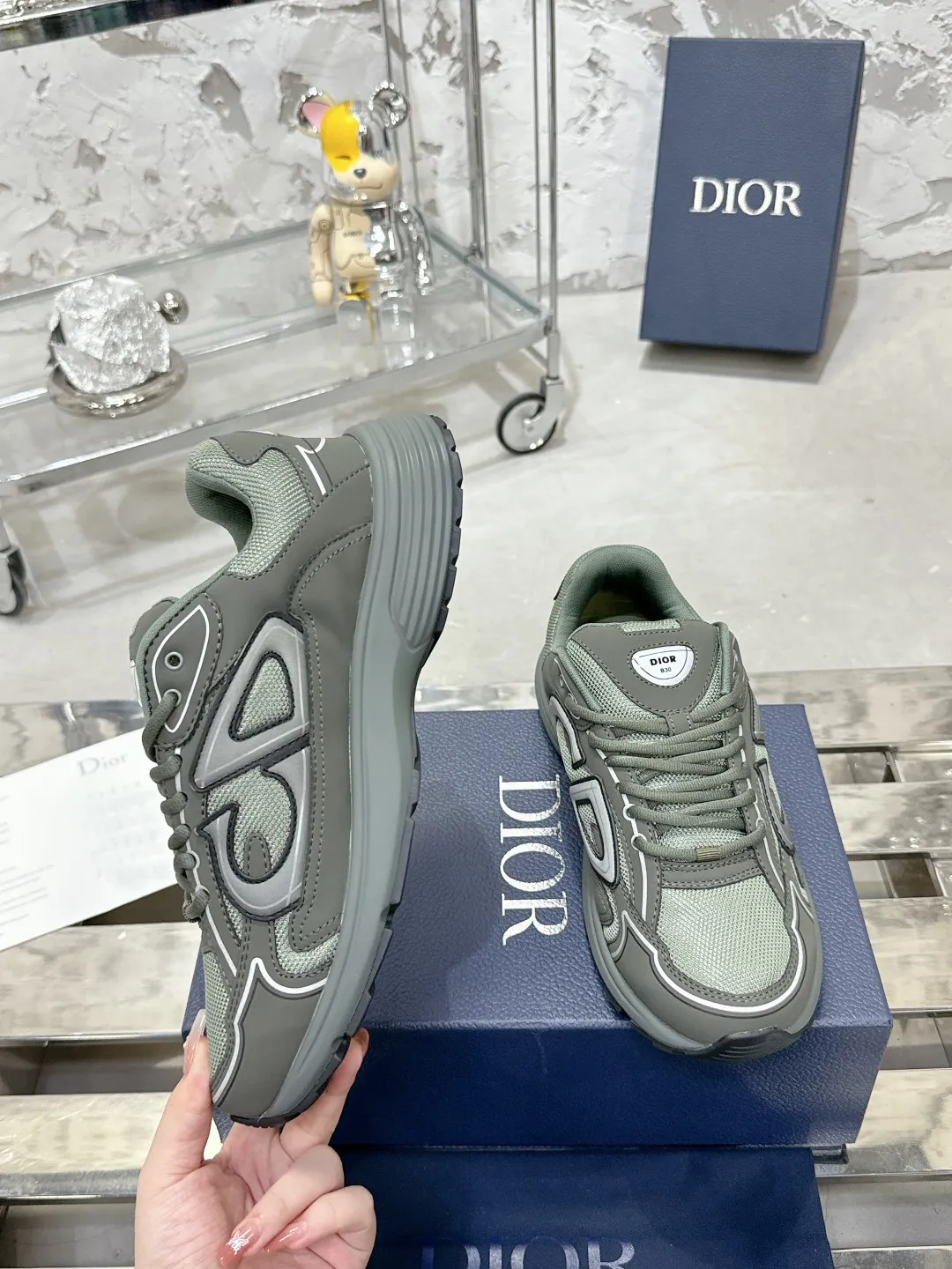 Men's men's shoes 💰600❤️❤️❤️High version Dior Dior's latest color matching B30 series reflective dad sneakers original 17380💰 purchased for development and production Brand new B30 sneakers Dad Shoes style shoes that follow the trend of the retro market The Dior logo on the tongue also indicates that this pair of shoes is the B30 model! B30 uses fine-textured leather and mesh cloth materials to form a shoe body. There are conspicuous letters CD on both sides of the shoe body to indicate identity. Many lines on the shoe body outline details to make the shoes look less monotonous and full of retro flavor. The delivery counter is exquisitely packaged🛍📦 ▪️Fabric: Original customized technical fabric + mesh ▪️Inner lining: Customized breathable lining ▪️Outsole: Original molded IP foam + TPU outsole ▪️Sole thickness: 3.5CM ▪️Size: Women’s size 35-40 / Men’s size 39-46